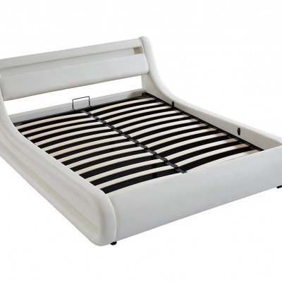 Cama de casal branca estofada com ripas de madeira visíveis