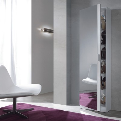 Espelho vertical com armário para sapatos na parede de uma divisão moderna