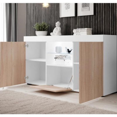 Aparador branco com portas em madeira clara aberto, com prateleiras internas e objetos decorativos no interior e superfície, em ambiente interior moderno