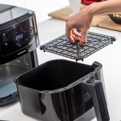 Fritadeira sem óleo preta com visor digital a 200°C, tabuleiro de grelha quadrado e cuba preta com pega