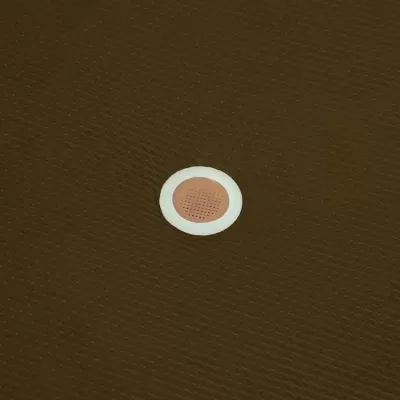 Tapete antiderrapante castanho com válvula circular branca e cor de pele