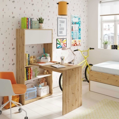 Quarto infantil com secretária de madeira clara, cadeira laranja, bicicleta amarela e cama clara