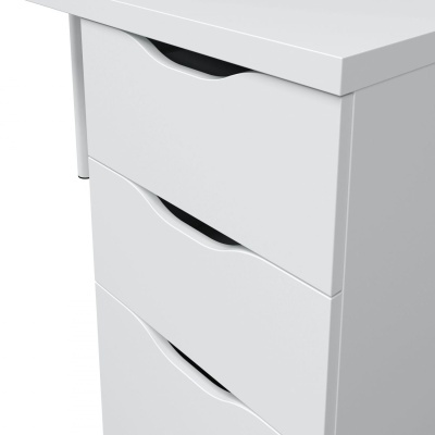Cômoda branca de três gavetas com puxadores embutidos e pés cilíndricos