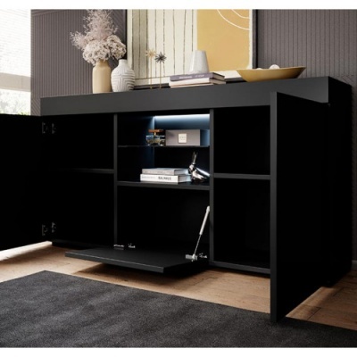 Móvel de armazenamento preto com portas e prateleira iluminada contendo livros e objetos