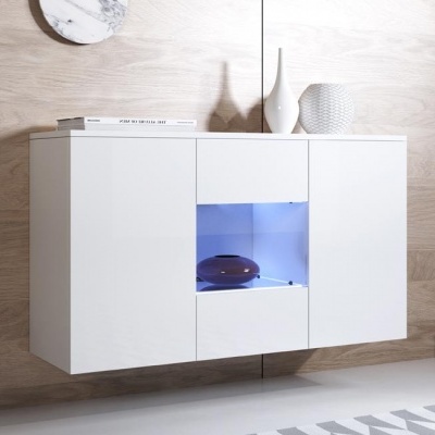 Móvel suspenso branco com nicho iluminado azul e objetos decorativos