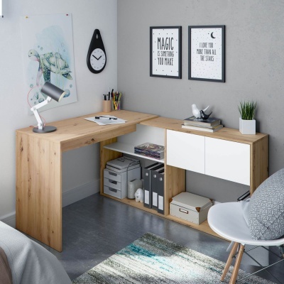 Secretária de canto em madeira clara com organização e decoração moderna numa divisão com cadeira e tapete