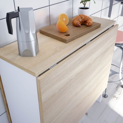 Armário de cozinha claro com tábuas, laranja, croissant e cafeteira