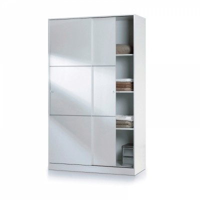 Armário branco com portas de correr e prateleiras visíveis com toalhas e caixas