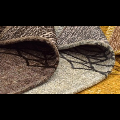 Carpetes enroladas em várias cores e texturas