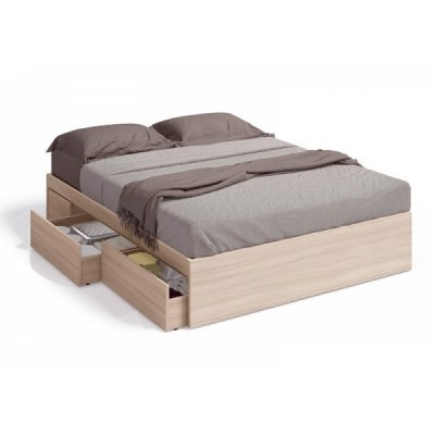 Cama de madeira clara com gavetas e roupa de cama cinzenta e castanha