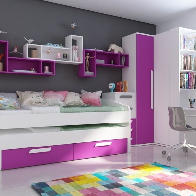 Quarto juvenil com cama branca e lilás, estantes paredes, armário lilás, secretária com cadeira e tapete colorido