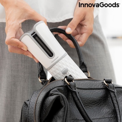 Dispositivo portátil branco sendo colocado numa bolsa preta de couro, mostrando a marca InnovaGoods.