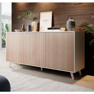 Aparador de madeira clara com estrutura branca e objetos decorativos