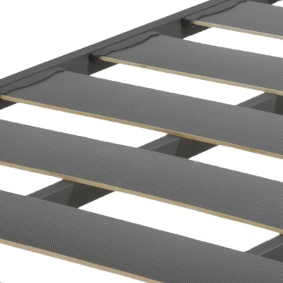 Estrutura de suporte para colchão com ripas de madeira clara e suportes metálicos cinza