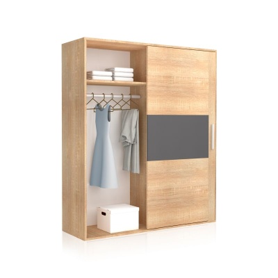 Roupeiro de madeira clara com portas de correr e espaço aberto com cabides, prateleira e caixa branca