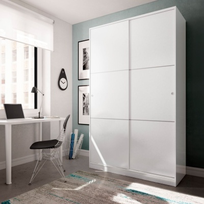 Armário branco com portas de correr num escritório moderno com cadeira preta, mesa branca e decoração minimalista.