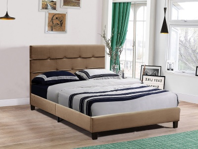 Cama de casal estofada bege com roupa de cama cinza riscada azul e branca num quarto com cortinas verdes e chão de madeira