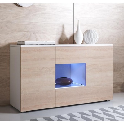 Móvel de madeira clara com nicho iluminado e decoração minimalista