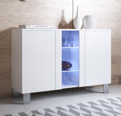 Móvel de sala branco com portas, prateleira de vidro iluminada, vasos e copos.