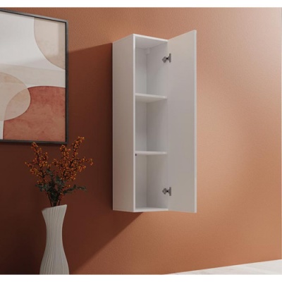 Armário branco aberto montado na parede com prateleiras internas