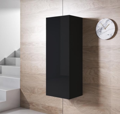 Móvel de parede preto montado numa parede de madeira clara com relógio e escada ao redor