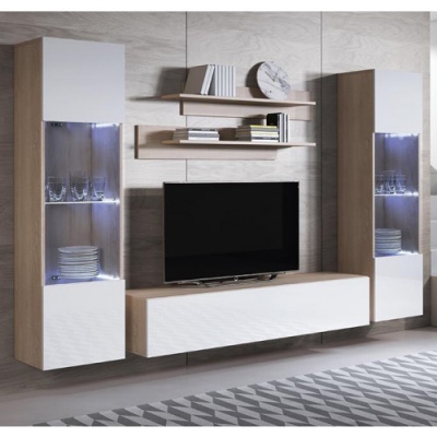 Conjunto de móveis sala de estar madeira clara e branco com televisão e prateleiras flutuantes