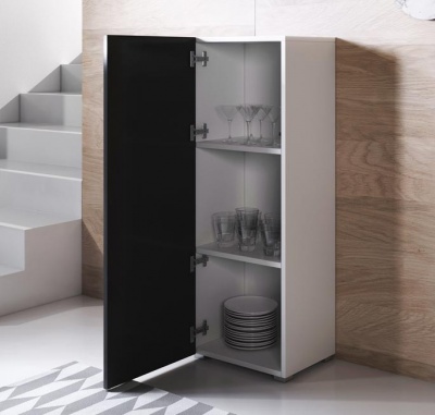 Armário branco com porta preta aberta a mostrar copos e pratos, ao lado de escadas e parede em madeira clara.