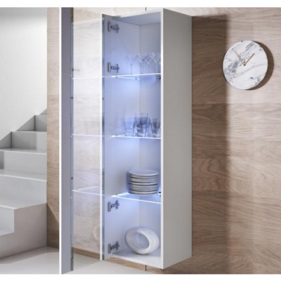 Móvel de parede branco com porta de vidro aberto mostrando copos e pratos