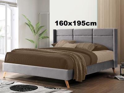 Cama estofada cinza com roupa de cama castanho e bege em quarto moderno