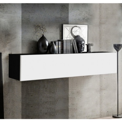 Aparador flutuante preto e branco com decoração de vasos, livros, escultura de Buda e quadro geométrico