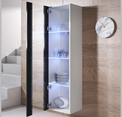 Armário suspenso branco com porta de vidro preta e interior iluminado