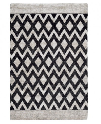 Tapete retangular preto e cinzento com padrão geométrico em losangos e zigzag