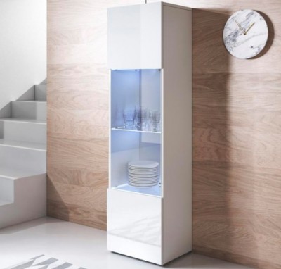 Armário alto branco com prateleira iluminada e utensílios, contra parede de madeira clara