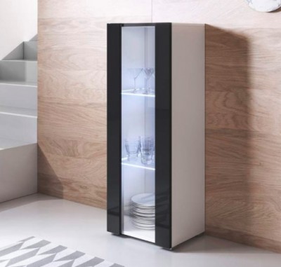 Armário de cozinha alto branco com portas de vidro e laterais pretas