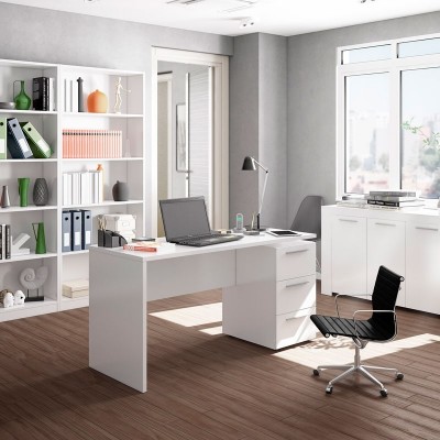 Escritório moderno com secretária branca, cadeira preta, prateleiras e janela grande.