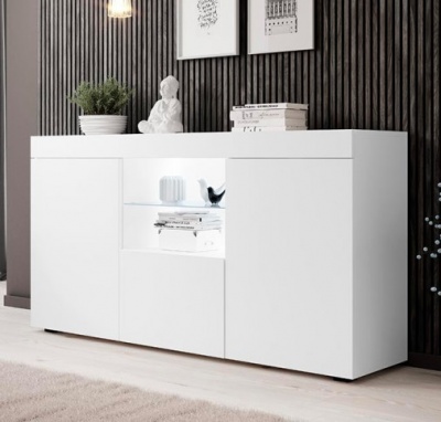 Aparador branco com portas e prateleiras, decorado com estátua, vaso, livros, em parede escura de ripas