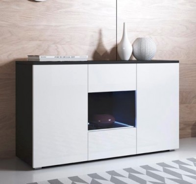 Móvel branco e preto com porta de vidro e vasos decorativos