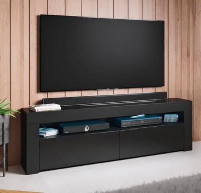 Móvel de televisão preto com dispositivos eletrónicos e televisão montada na parede