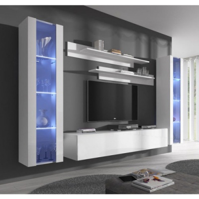 Móvel de sala moderno com vitrinas iluminadas em azul e televisão