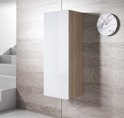 Armário suspenso branco com laterais em madeira clara na parede com relógio de mármore