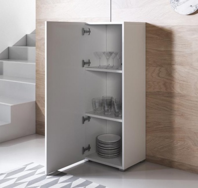 Armário branco aberto com copos e pratos numa sala moderna