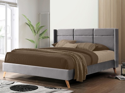 Cama de casal estofada cinza claro com roupa de cama castanha e bege em quarto moderno