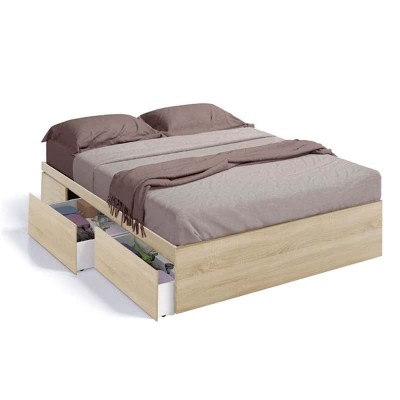 Cama de casal em madeira clara com gavetões abertos e roupa de cama castanha e cinza