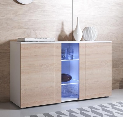 Móvel moderno com portas de madeira clara e secção central iluminada a azul com copos