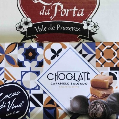 Embalagem de chocolate com caramelo salgado e padrões geométricos coloridos