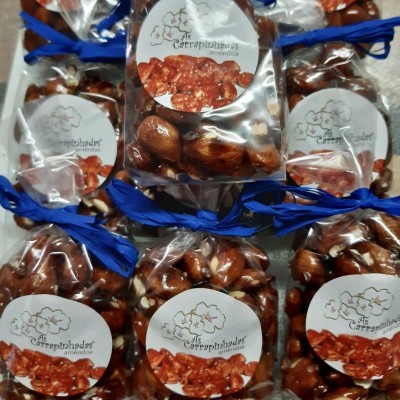 Pacotes transparentes de amêndoas com pele e etiquetas brancas com logotipo e texto