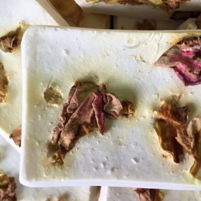 SABÃO DE AZEITE - ARTESANAL: PÉTALAS DE ROSAS (1 UN.)