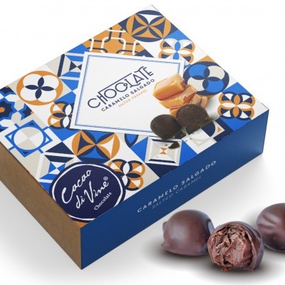 Caixa decorada de chocolates caramelizados com cobertura de chocolate e pedaço partido ao meio