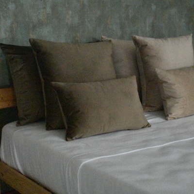 Almofada de veludo cor Castanho - 100% Poliester