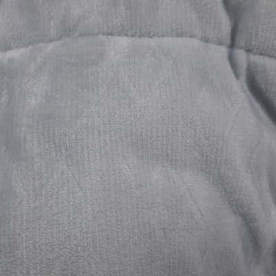 edredão ou manta cinzenta de tecido macio com quadrados costurados